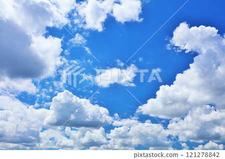 夏天藍天和雲彩 121278842