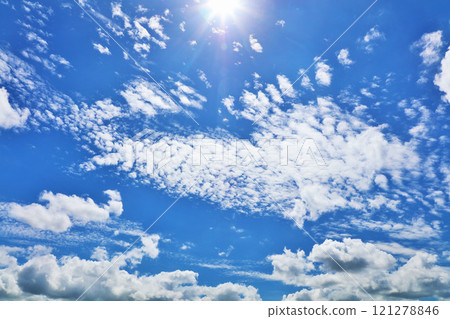 夏天藍天、雲彩和太陽 121278846