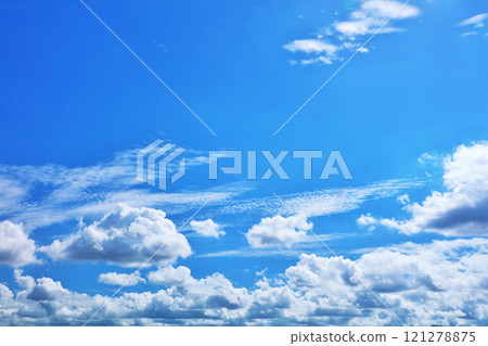夏天藍天和雲彩 夏天藍天和雲彩 121278875