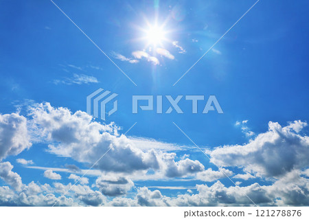 夏天藍天、雲彩和太陽 夏天藍天、雲彩和太陽 121278876