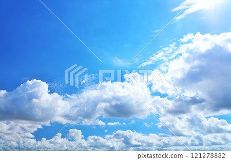 夏天藍天和雲彩 121278882