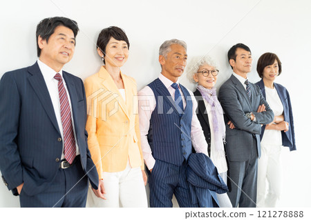 Senior generation businessmen and career women 121278888
