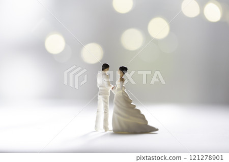 穿著婚紗的情侶在燈光下依偎在一起 穿著婚紗的情侶在燈光下依偎在一起 121278901