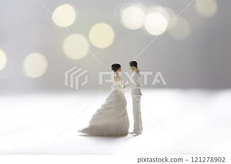 身穿婚紗的情侶在燈光下面對面 身穿婚紗的情侶在燈光下面對面 121278902