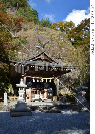 Autumn leaves of Hikosan Daigongen 121279134