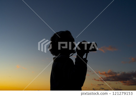 拿著照相機的婦女 拿著照相機的婦女 121279153
