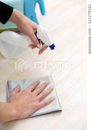 Hands to clean 121279162