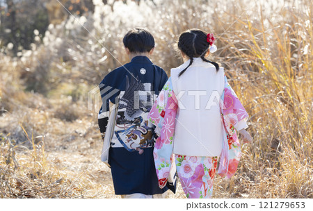 穿著和服的孩子 121279653