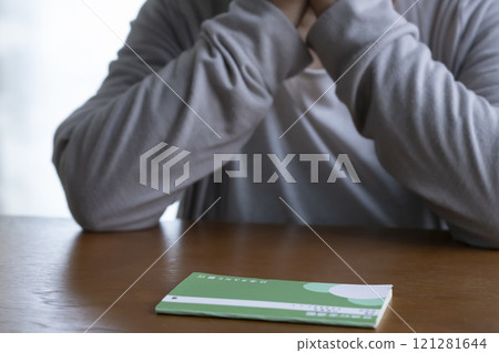 高級女子用手摀住臉 存摺 高級女子用手摀住臉 存摺 121281644