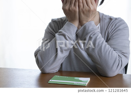 高級女子用手摀住臉 存摺 121281645