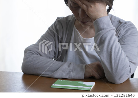 高級女子用手摀住臉 存摺 121281646