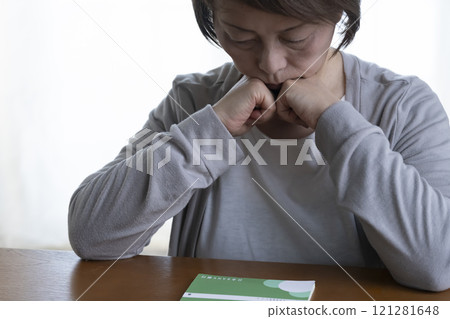 高級女子用手摀住臉 存摺 121281648