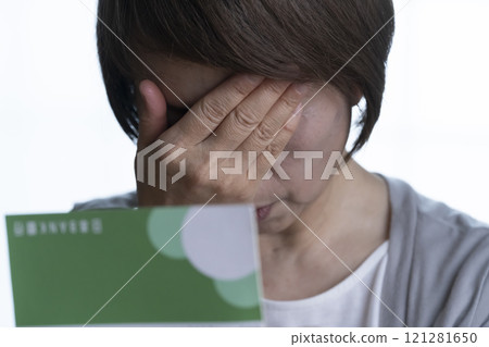 高級女子用手摀住臉 存摺 121281650