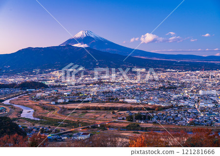 [靜岡縣東部]從伊豆山上看三島地區和富士山的夜景 121281666
