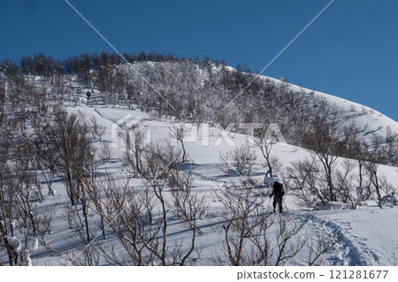 帶著雪痕行走的鳥立山 帶著雪痕行走的鳥立山 121281677