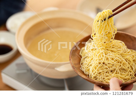 豬肉火鍋後享用拉麵 豬肉火鍋後享用拉麵 121281679