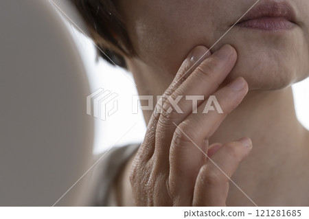 Senior women who skincare Senior women who skincare 121281685