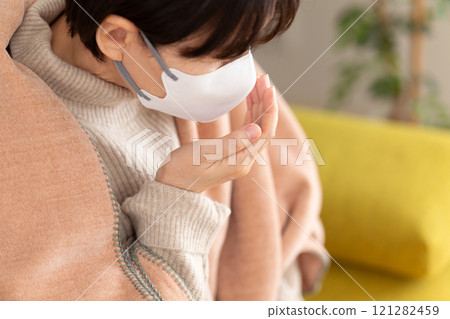 戴著口罩的中高級婦女在冬季房間咳嗽 121282459