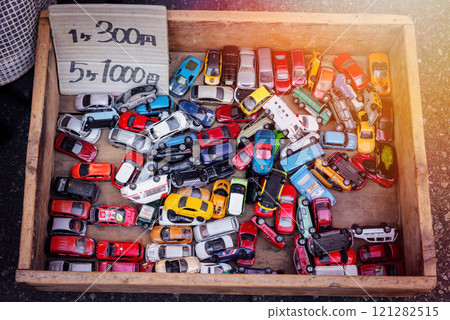 跳蚤市場攤位上排列著各種產品 121282515