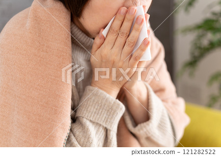 中高級婦女在冬季房間擤鼻涕 中高級婦女在冬季房間擤鼻涕 121282522