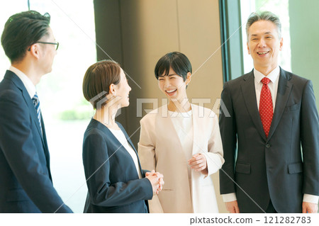 Business person chatting in the office 121282783