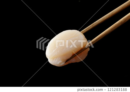 用筷子夾起扇貝刺身 121283188