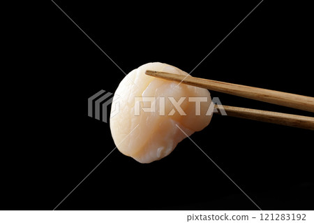 用筷子夾起扇貝刺身 121283192
