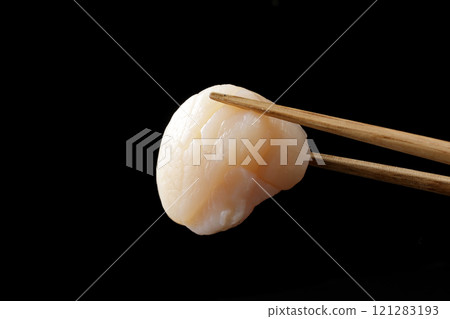 用筷子夾起扇貝刺身 121283193