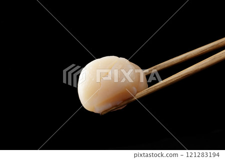 用筷子夾起扇貝刺身 用筷子夾起扇貝刺身 121283194