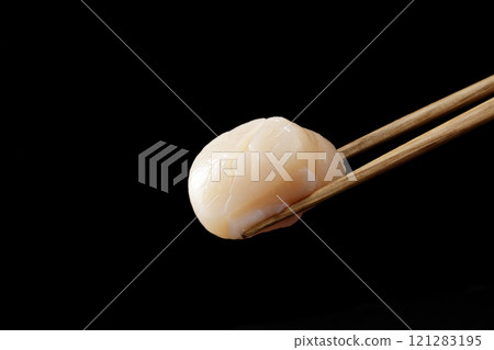 用筷子夾起扇貝刺身 用筷子夾起扇貝刺身 121283195