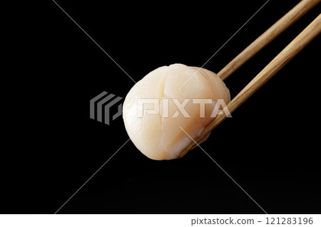 用筷子夾起扇貝刺身 用筷子夾起扇貝刺身 121283196