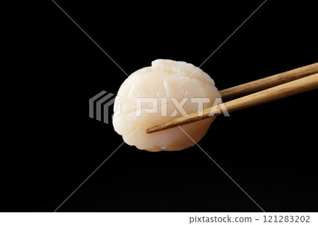用筷子夾起扇貝刺身 用筷子夾起扇貝刺身 121283202