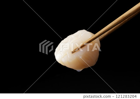 用筷子夾起扇貝刺身 用筷子夾起扇貝刺身 121283204