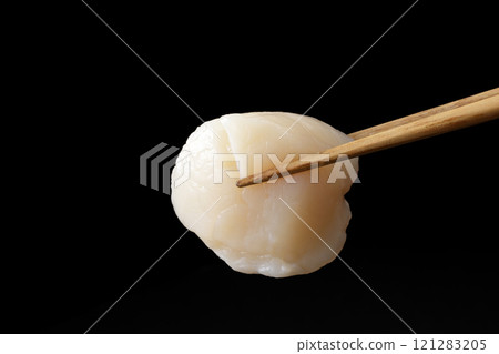用筷子夾起扇貝刺身 用筷子夾起扇貝刺身 121283205