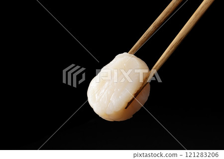 用筷子夾起扇貝刺身 121283206