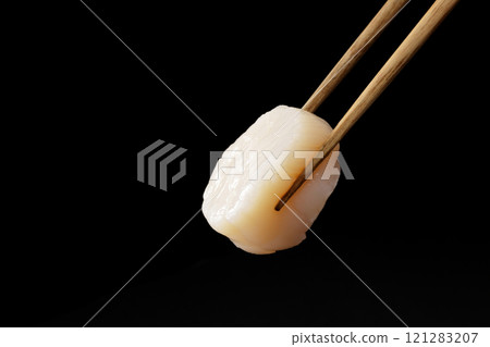 用筷子夾起扇貝刺身 121283207