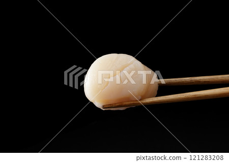 用筷子夾起扇貝刺身 用筷子夾起扇貝刺身 121283208