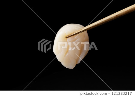 用筷子夾起扇貝刺身 121283217