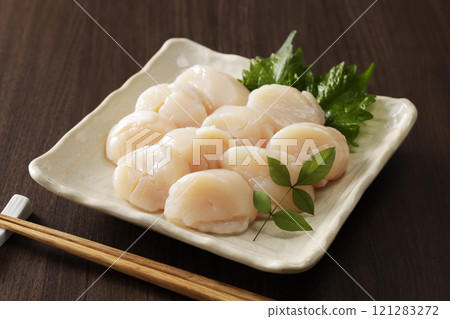 Scallop sashimi from Okhotsk, Hokkaido 121283272