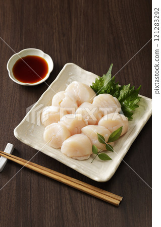 Scallop sashimi from Okhotsk, Hokkaido 121283292