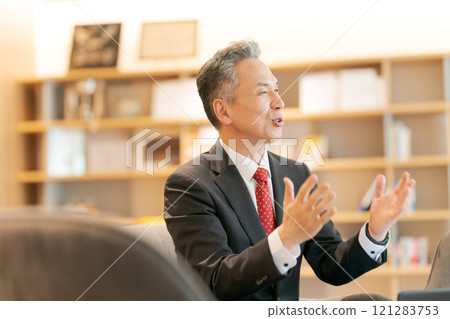 Businessmen having a meeting 121283753
