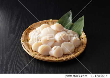 Hokkaido scallops piled high in a colander 121283864
