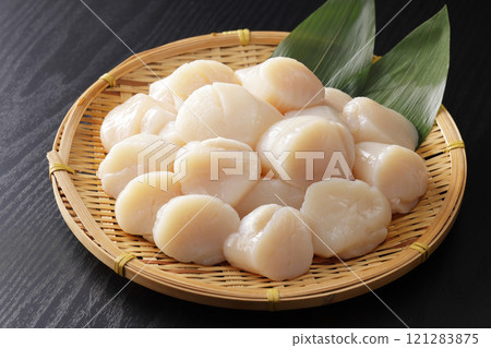 Hokkaido scallops piled high in a colander 121283875