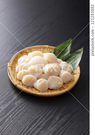 Hokkaido scallops piled high in a colander 121283882