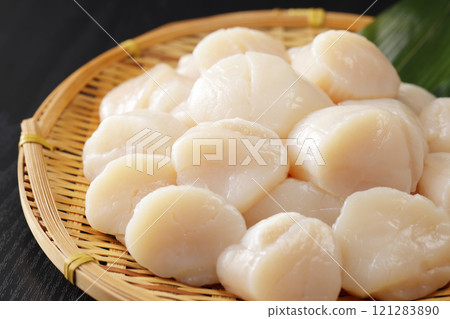 Hokkaido scallops piled high in a colander 121283890