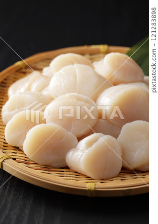 Hokkaido scallops piled high in a colander Hokkaido scallops piled high in a colander 121283898
