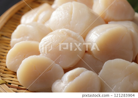 北海道扇貝堆放在濾鍋中 121283904