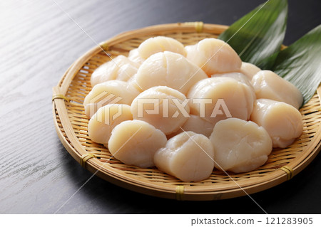 Hokkaido scallops piled high in a colander 121283905