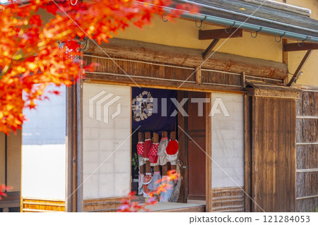 京都的秋天，新光院，被紅葉包圍的茶室“蓮月庵” 121284053
