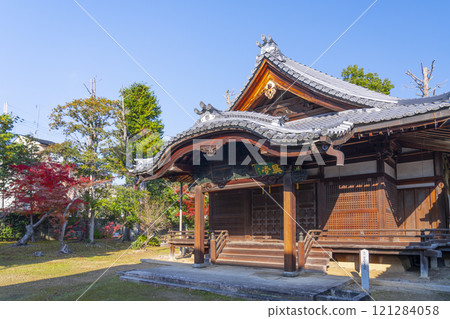 秋天的京都,新光院,秋葉覆蓋的中弘堂 秋天的京都,新光院,秋葉覆蓋的中弘堂 121284058